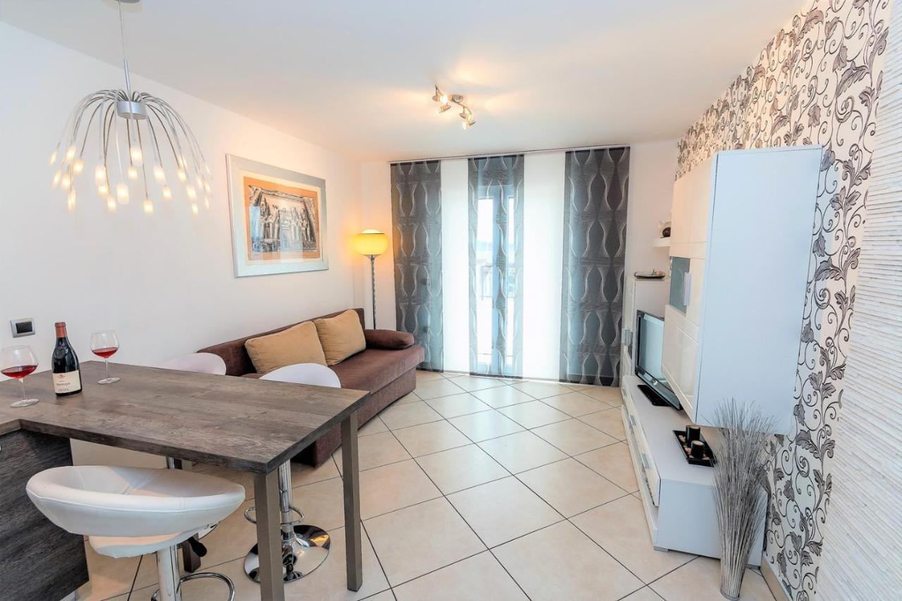 Holiday House Queens With Sea View Selce Eksteriør billede