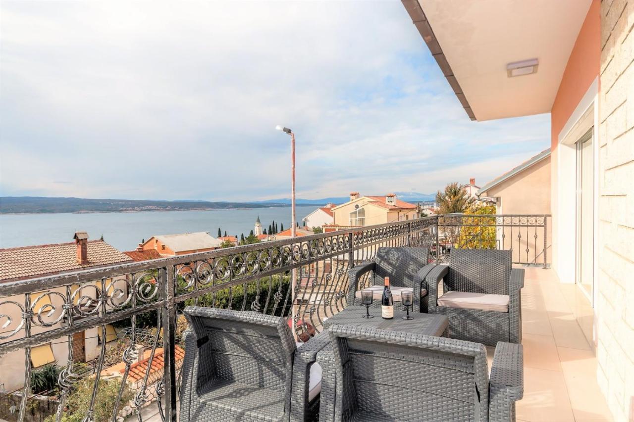 Holiday House Queens With Sea View Selce Eksteriør billede