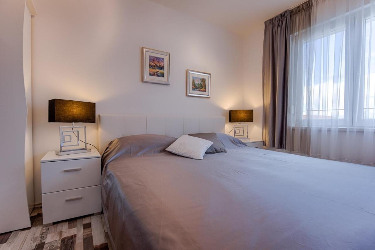 Holiday House Queens With Sea View Selce Eksteriør billede
