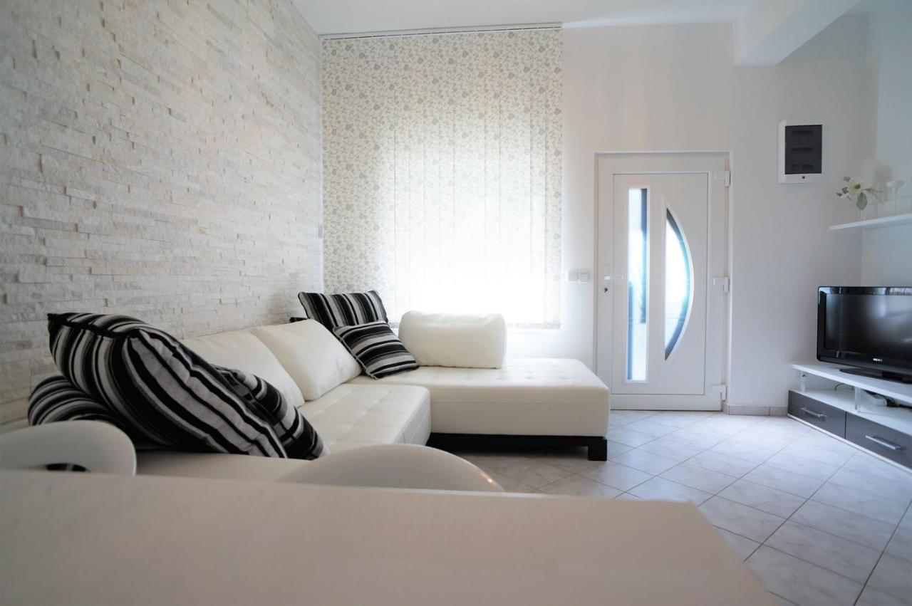 Holiday House Queens With Sea View Selce Eksteriør billede