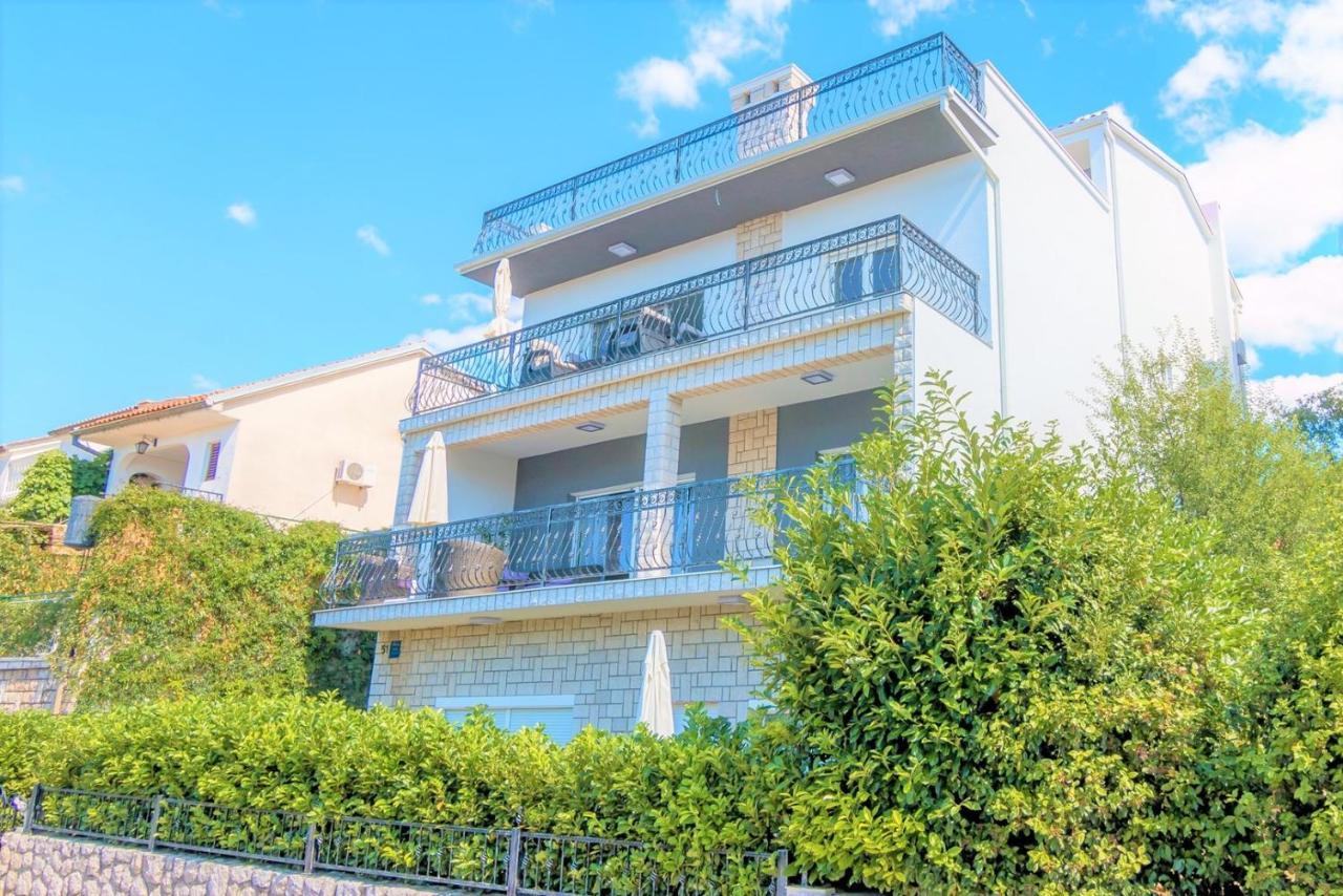 Holiday House Queens With Sea View Selce Eksteriør billede