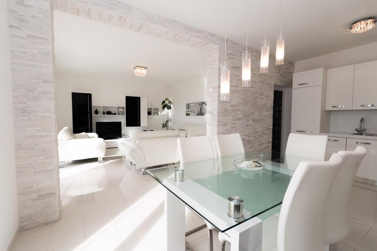 Holiday House Queens With Sea View Selce Eksteriør billede